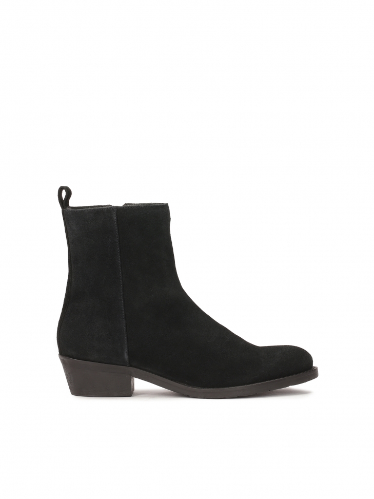 Suede heeled boots with a simple upper