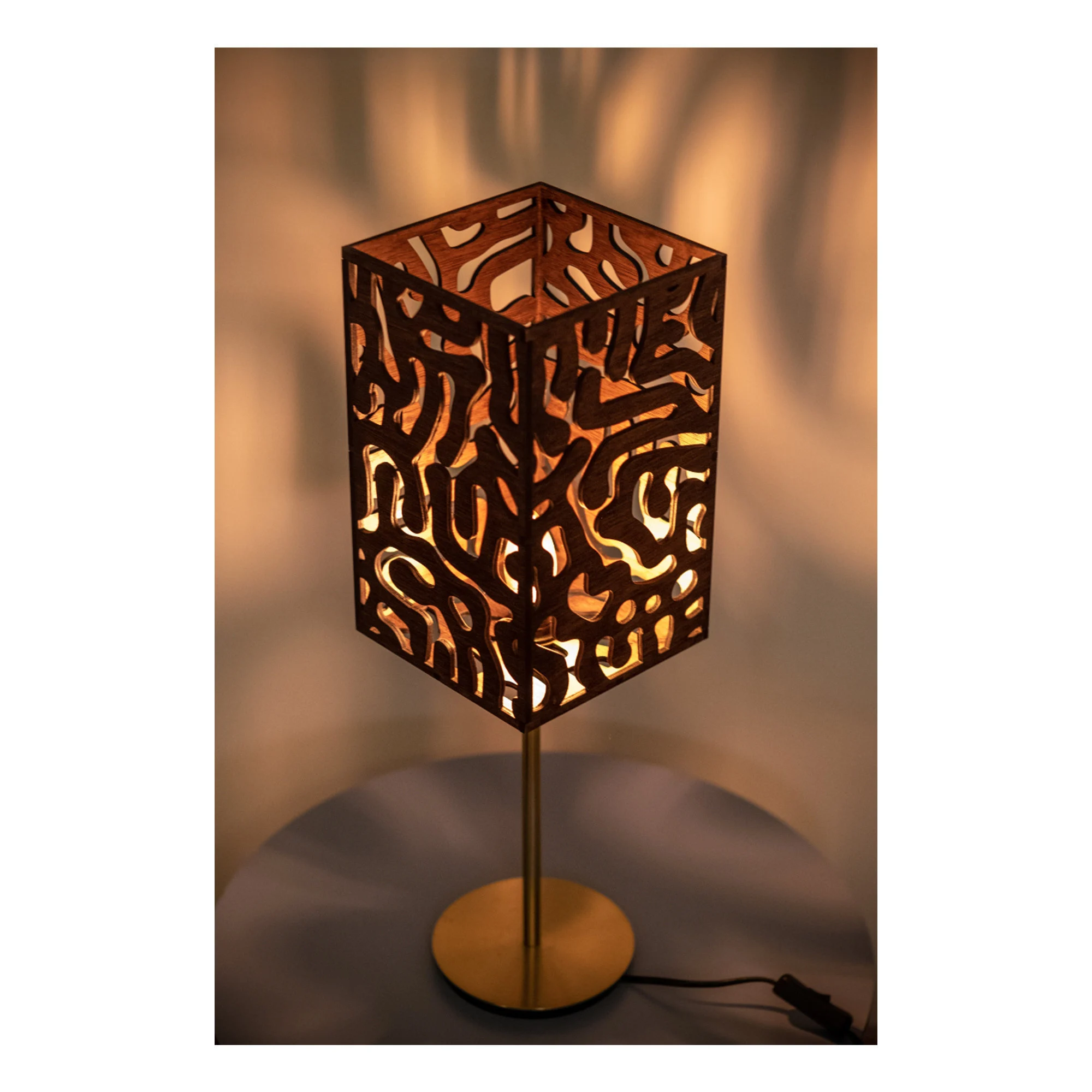 CORAL - Table lamp in cut wood. Organic coral pattern. Designer lighting. Made in France. Handcrafted.