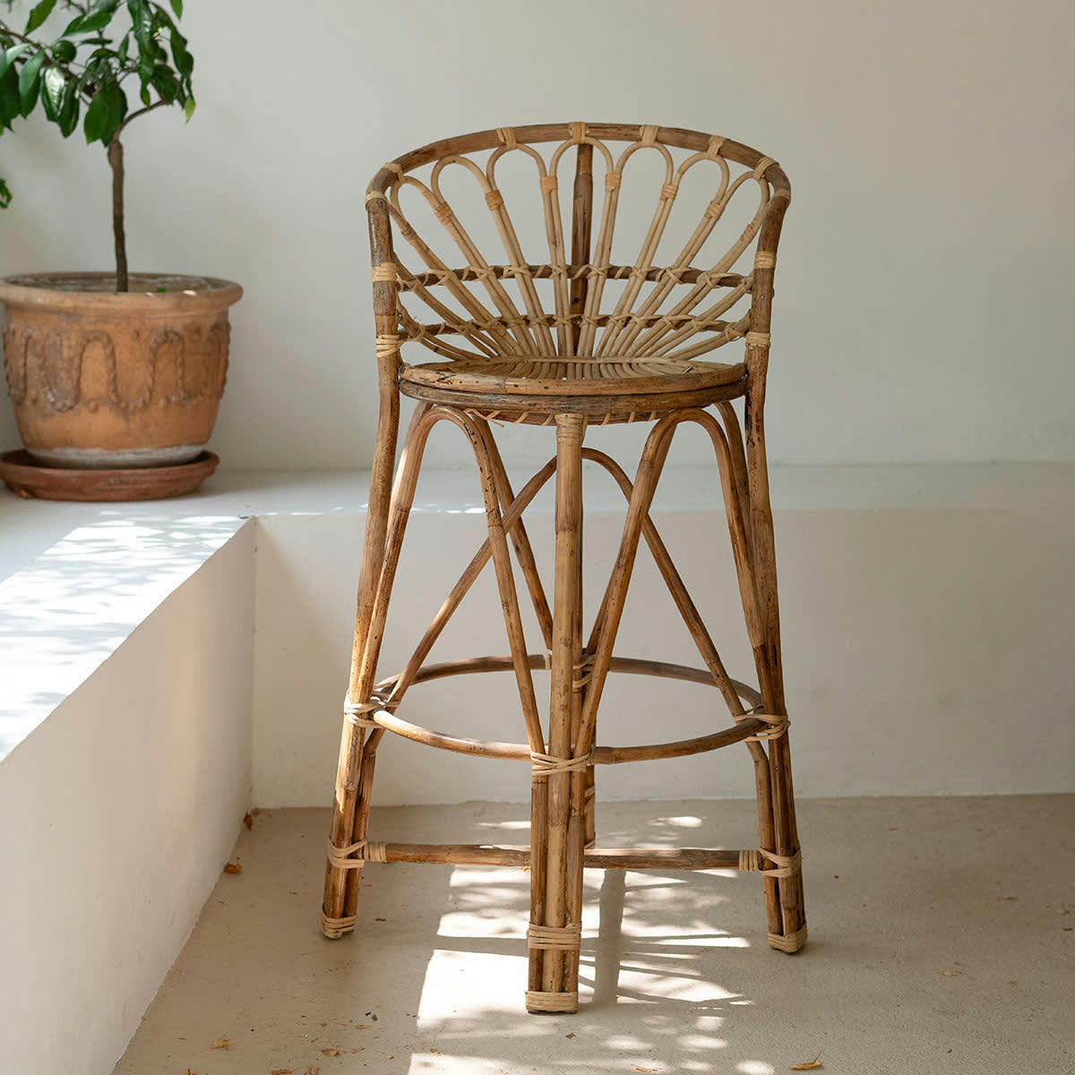 - Tabouret de bar en rotin avec coussin
