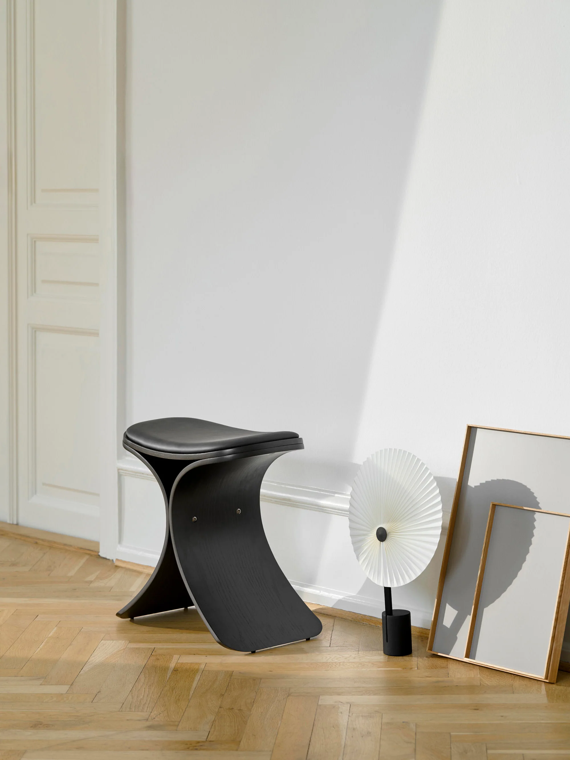 Hocker Luno aus Eichenholz mit Ledersitz