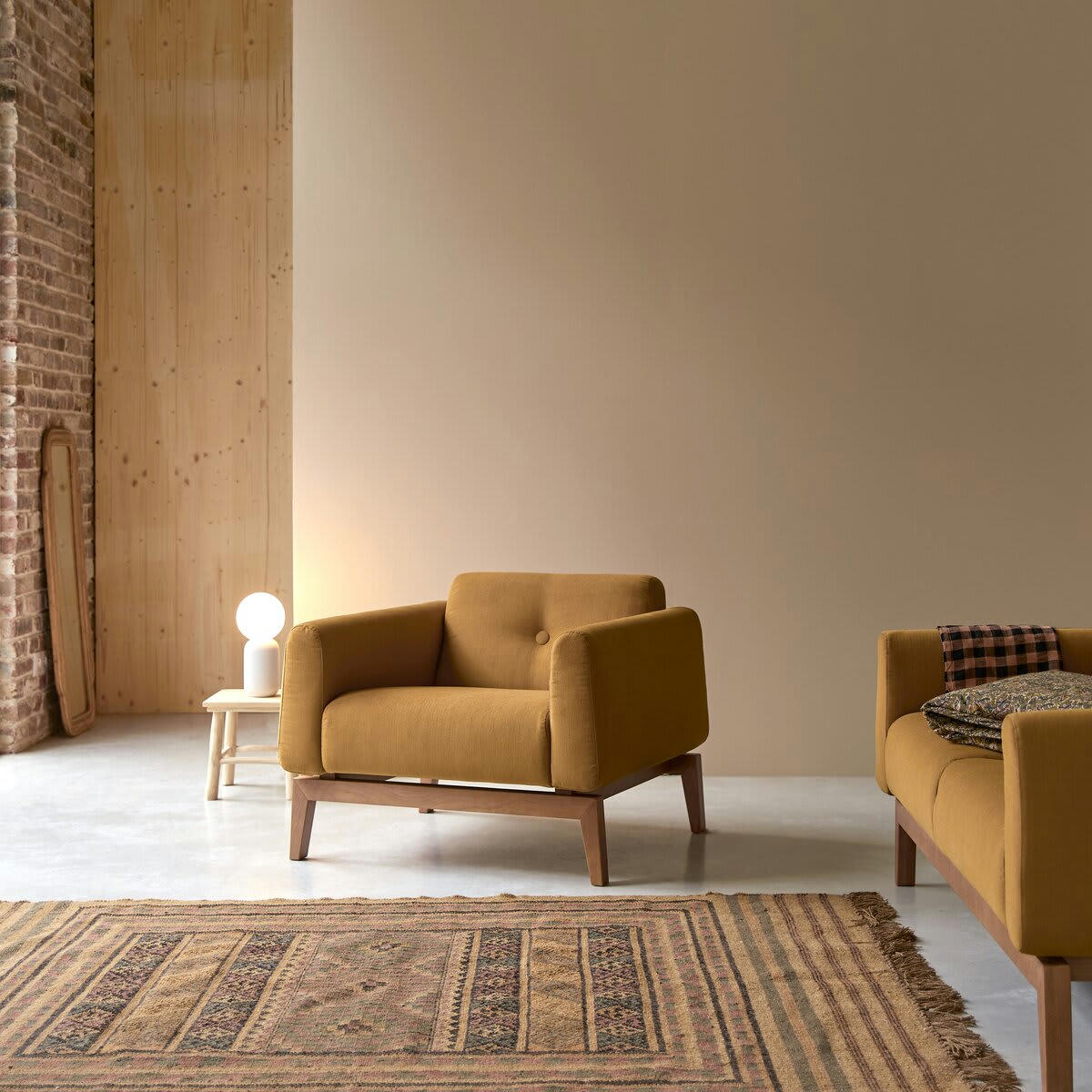 BJORN - Fauteuil en chêne massif et tissu moutarde