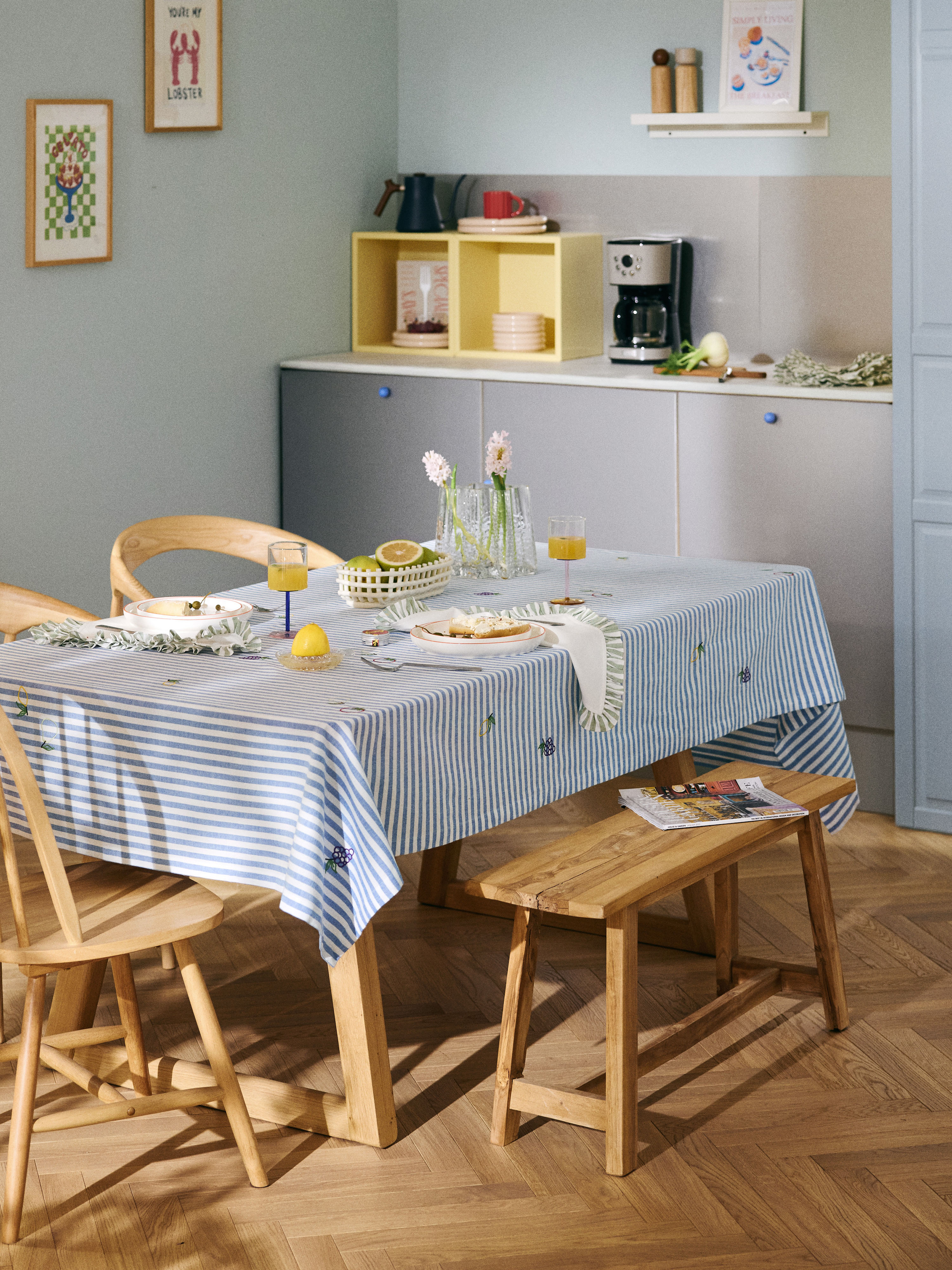 Gestreifte Tischdecke Melony mit gestickten Motiven