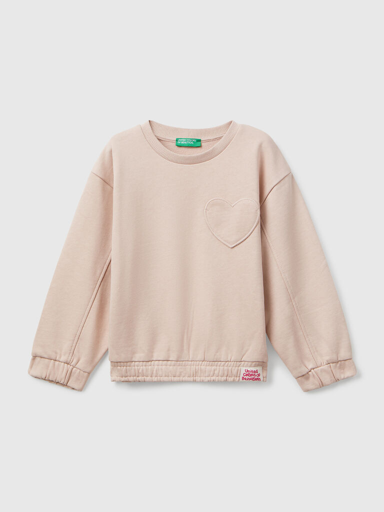 Sweatshirt with heart patch