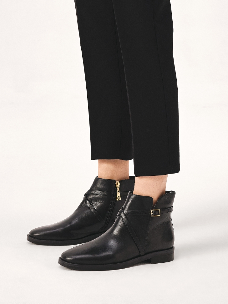 Flat boots with crisscrossing straps