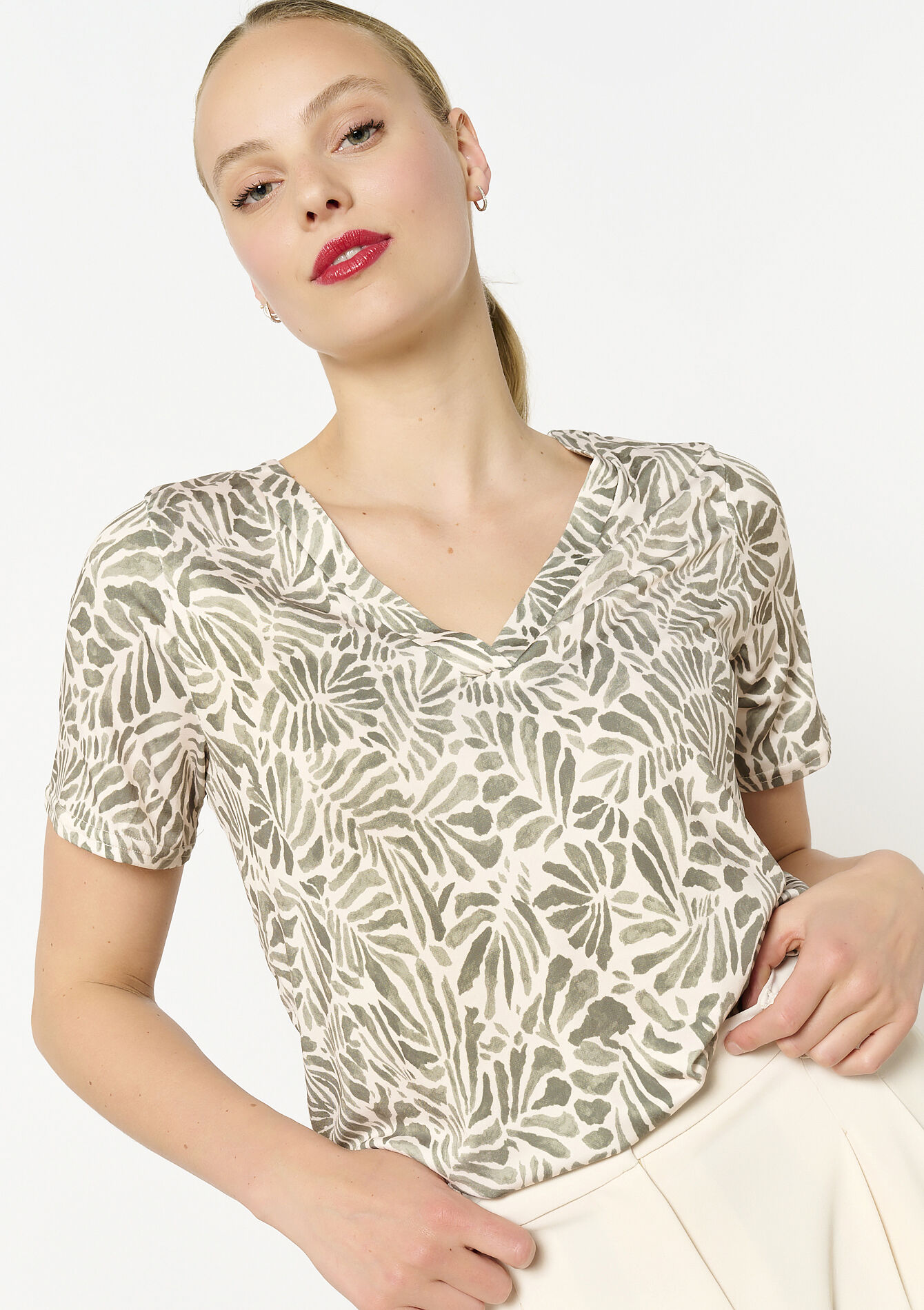 T-shirt met bladprint en V-hals