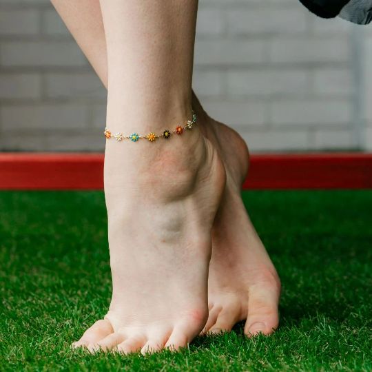 The Colourful Aura Silver Plated Daisy Sun Flower Charms Indie Boho Daisy Floral Summer Anklet