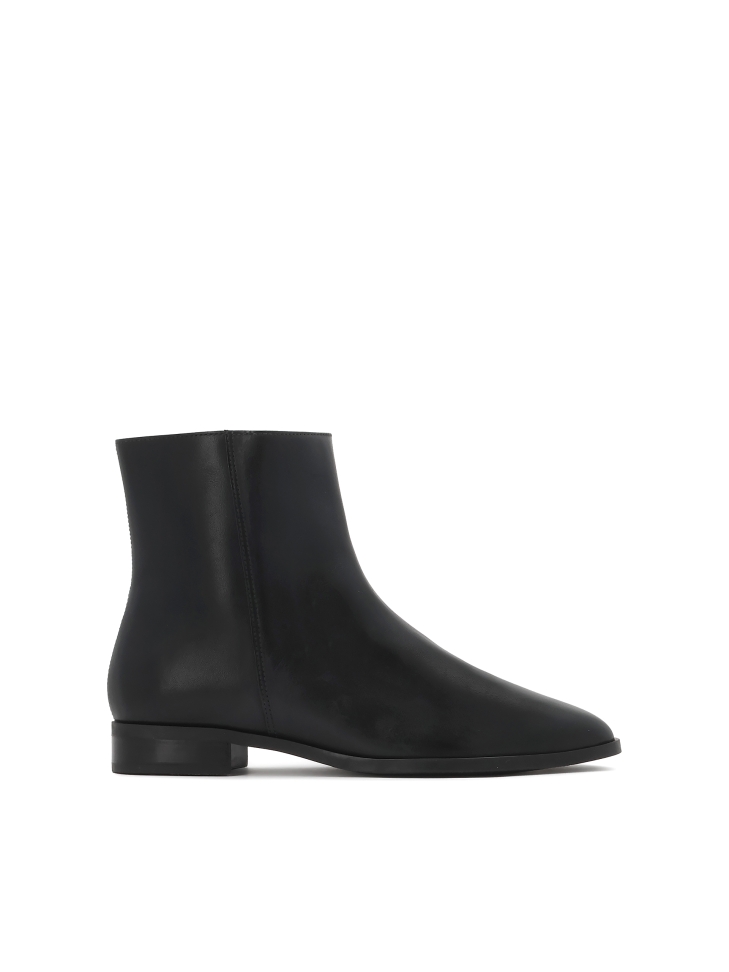 Flat leather boots with zipper