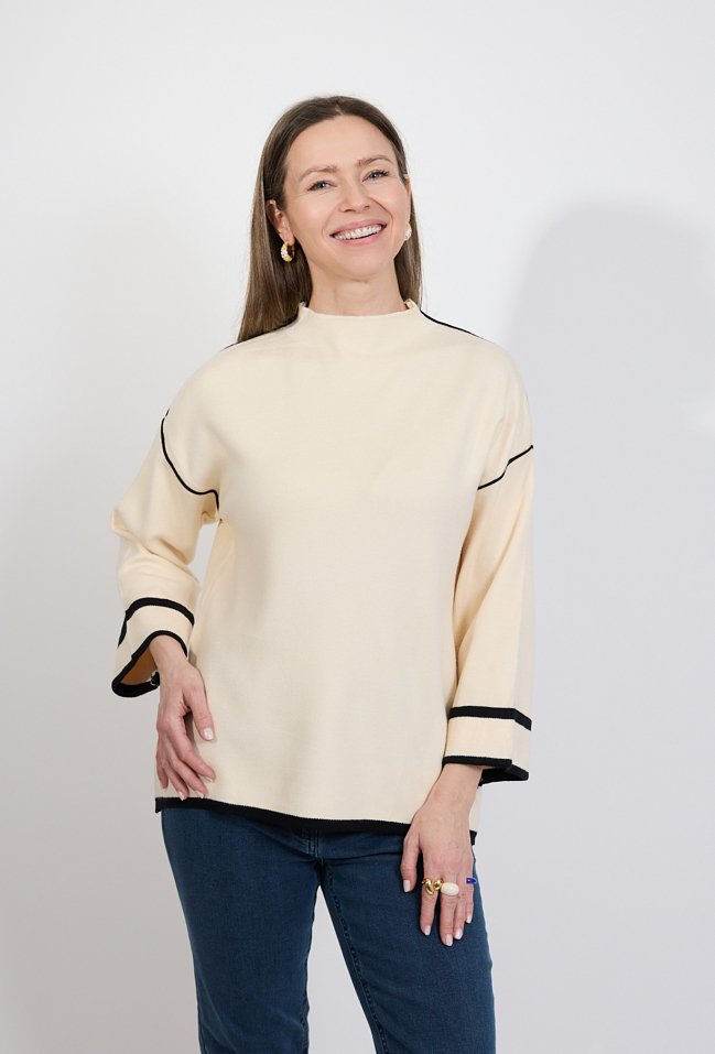 Sweter damski kremowy z kontrastowym wykończeniem