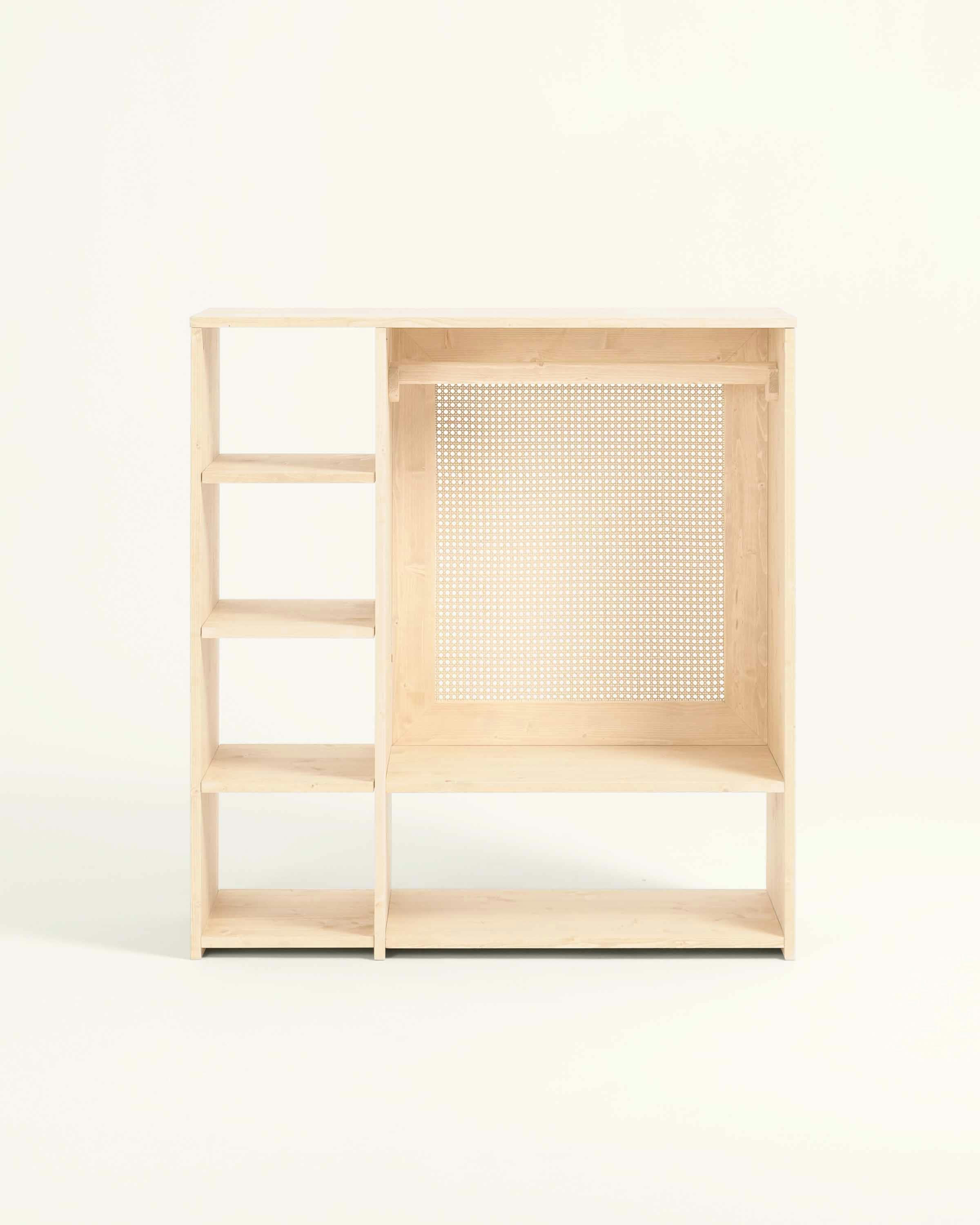 BLAI - Armoire Montessori en épicéa massif de couleur beige avec du rotin