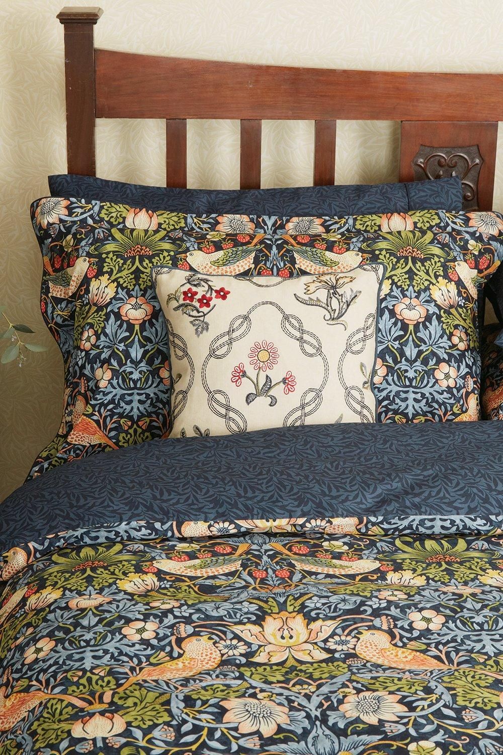 Morris & Co Strawberry Thief' Oxford Pillowcase
