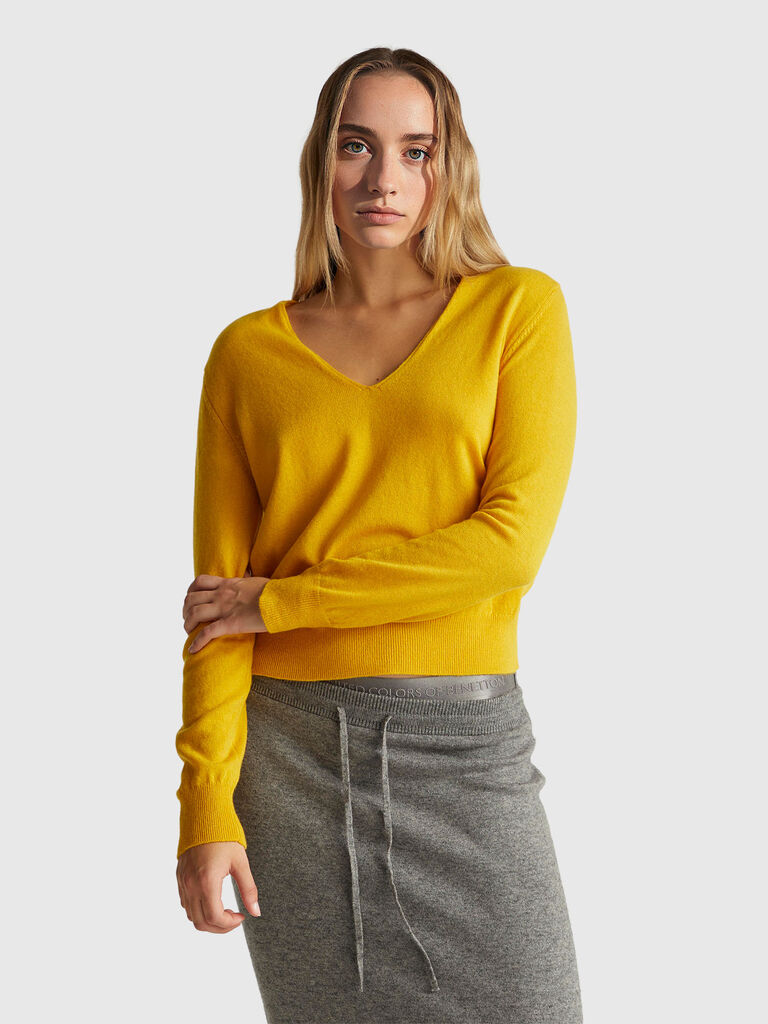 Ocher yellow V-neck sweater in pure Merino wool