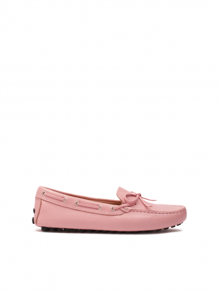 Pink leather moccasins with thong