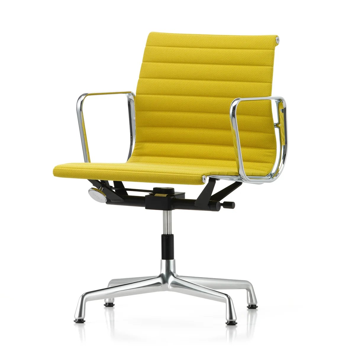Vitra - EA 131 Bürostuhl mit Armlehnen, drehbar, verchromt / Track, pastelgreen / canola (Filzgleiter)