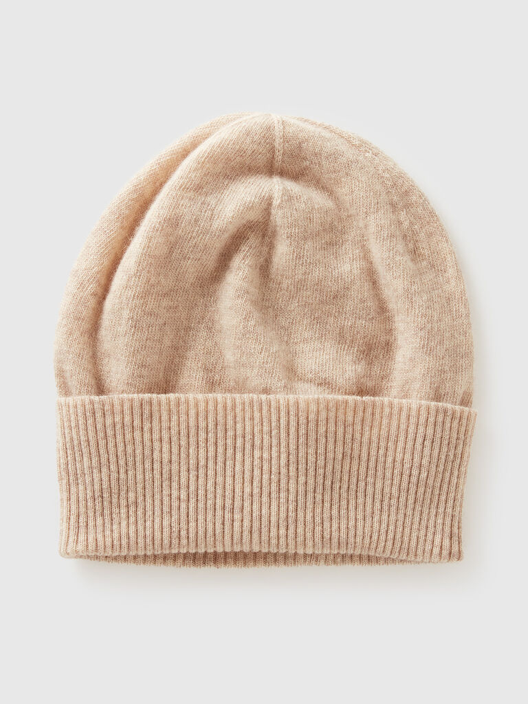 Beige hat in pure Merino wool
