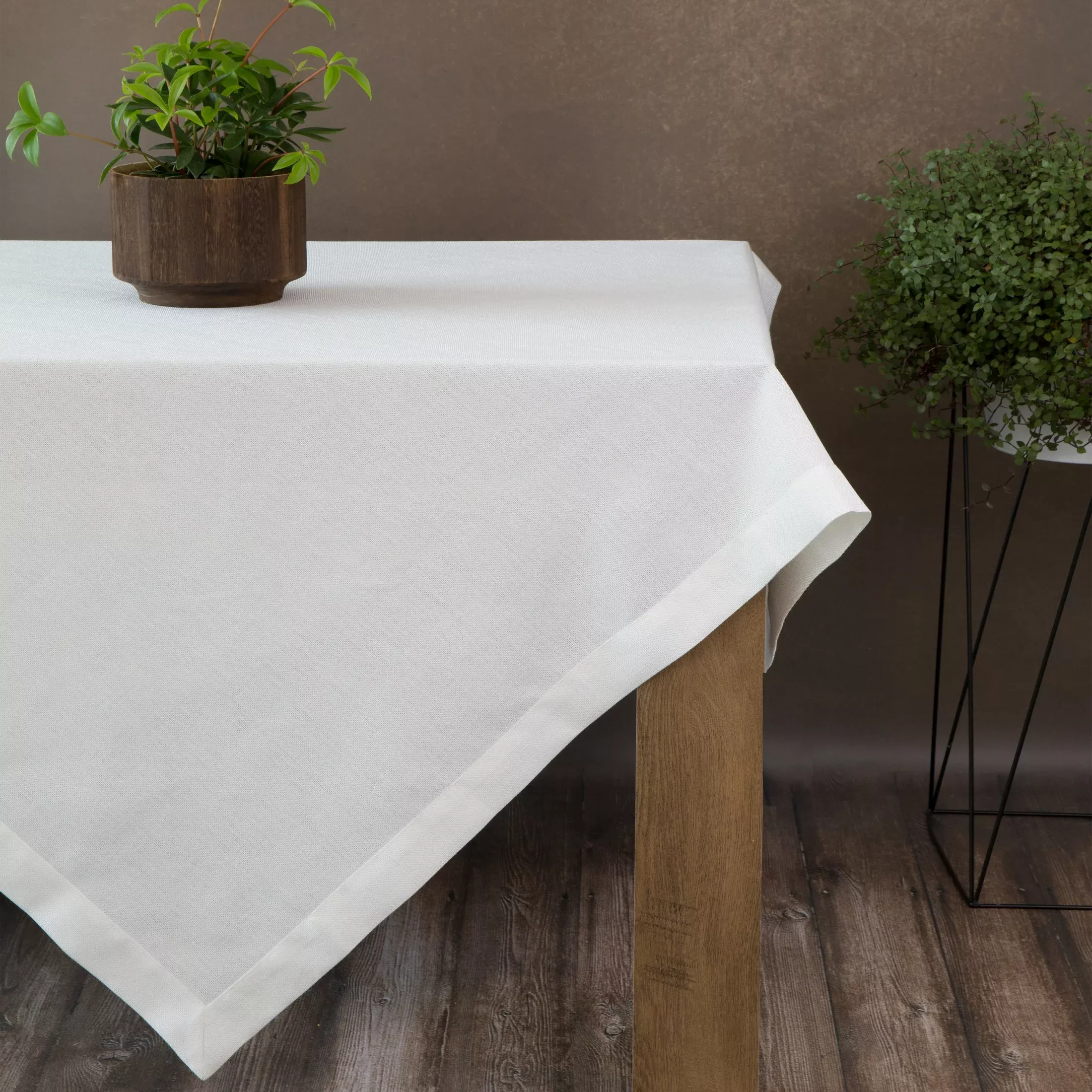 Obrus biały 140x220 cm z tkaniny przypominającej płótno STELLA 2 z podwójną listwą na brzegach