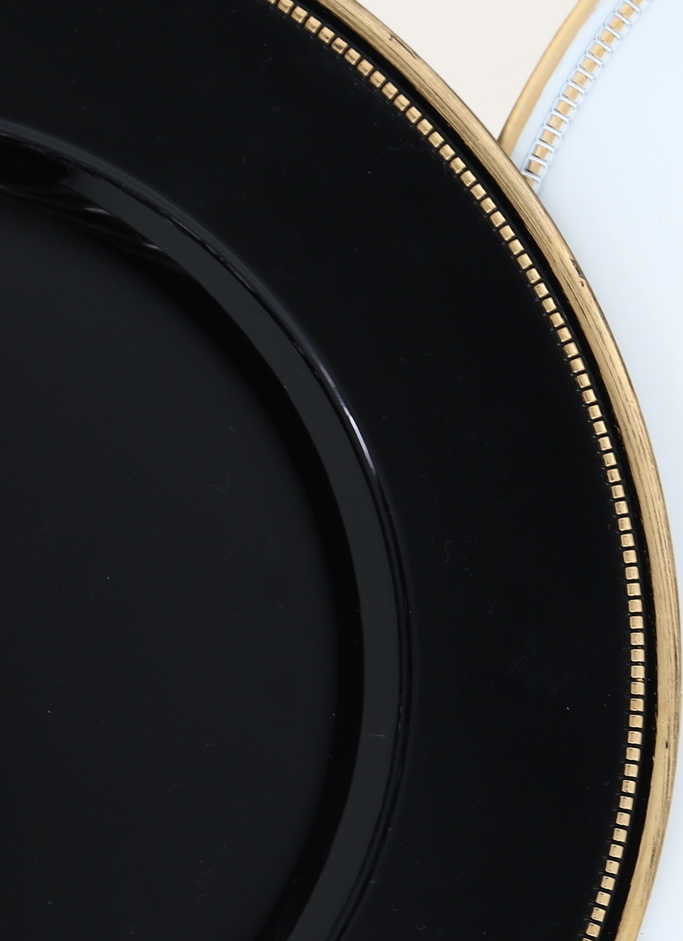 PLAT DE PRÉSENTATION AVEC UN LISERÉ NOIR/OR