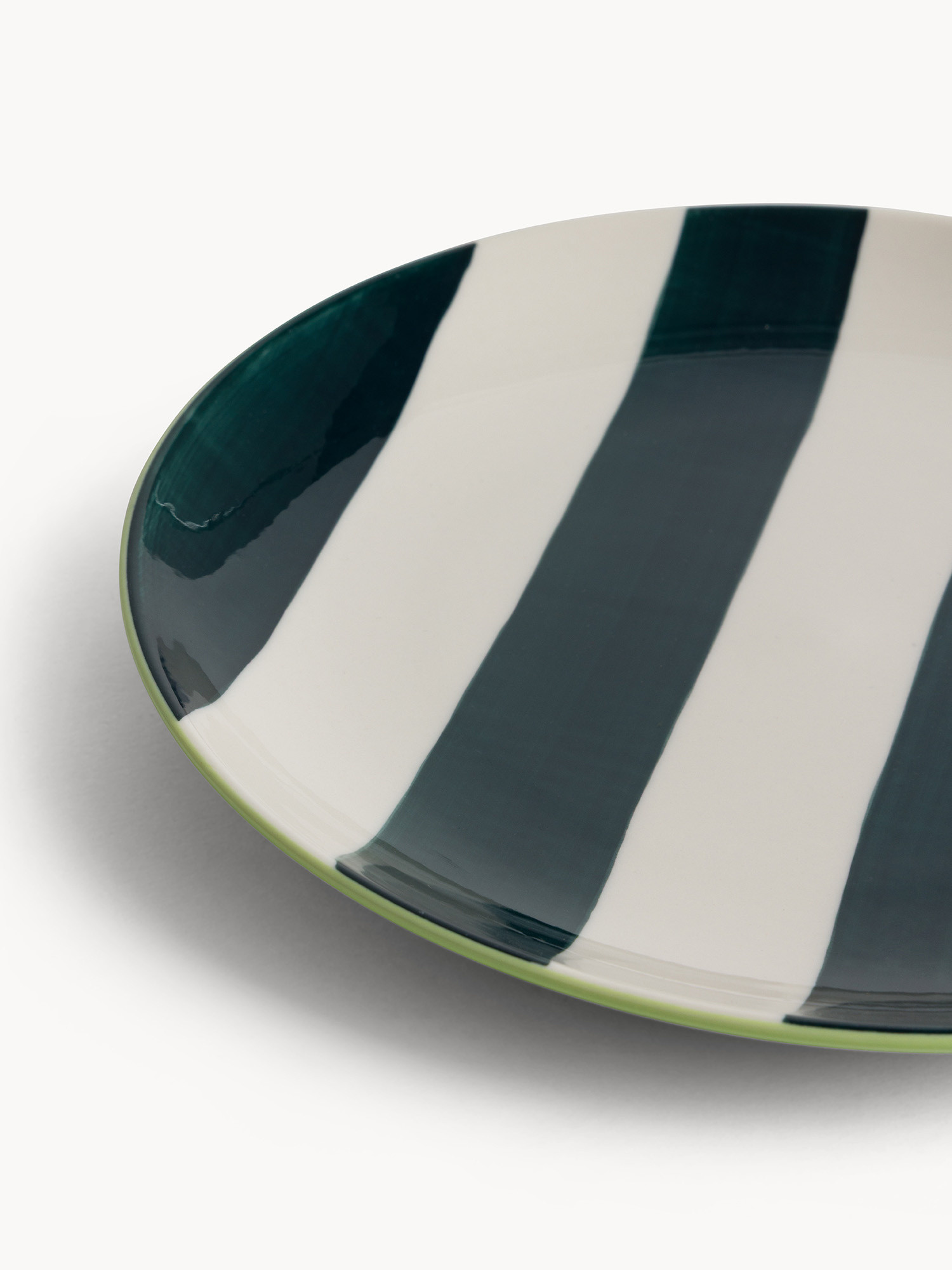 Piatto piano in ceramica a righe
