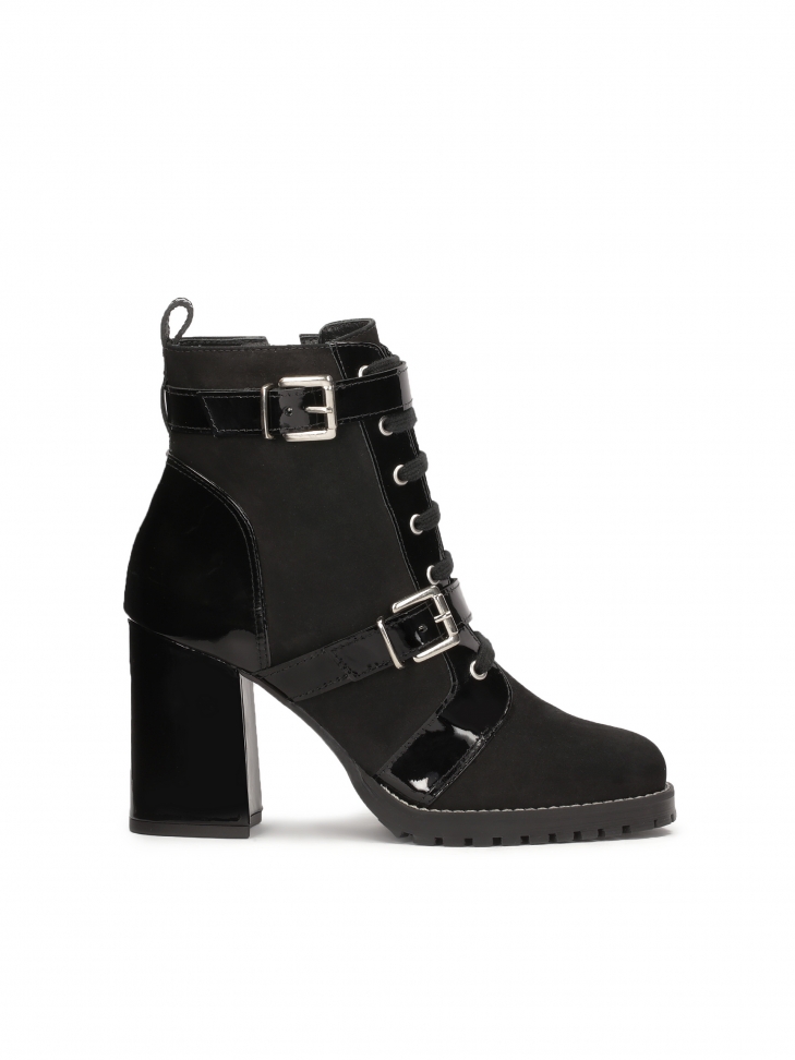 Timeless boots made of combined materials