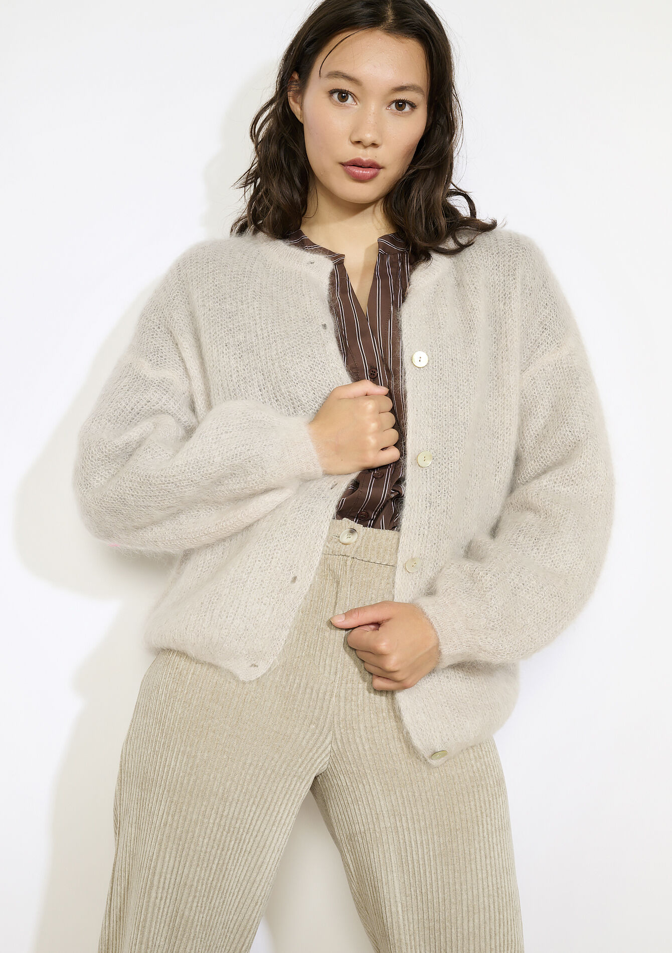 Zachte cardigan met parelknopen