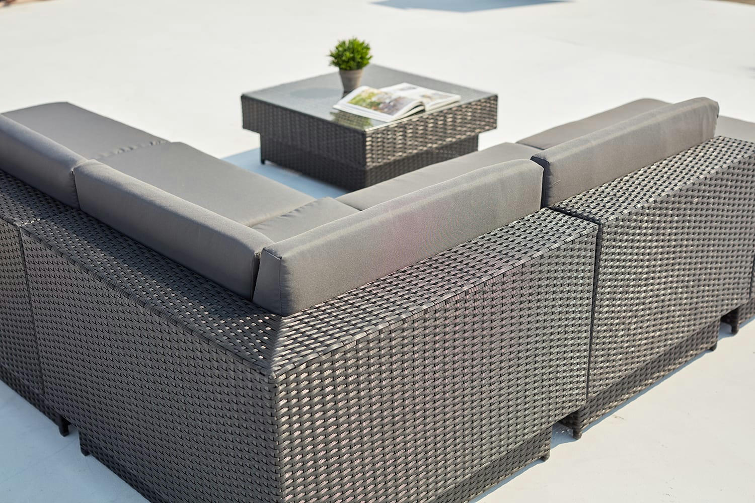 AMORGOS - Salon de jardin d'angle 5 places en résine tressée gris