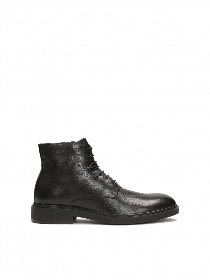 Classic men's boots in an elegant style