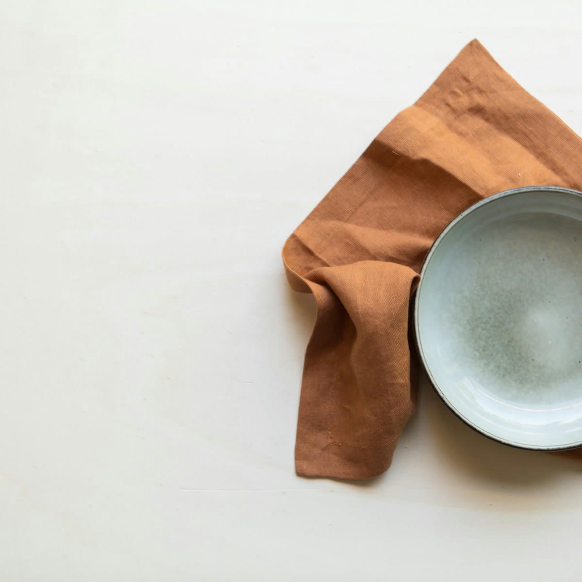 LES ESSENTIELS - Serviette en lin lavé marron cuivre 45x45