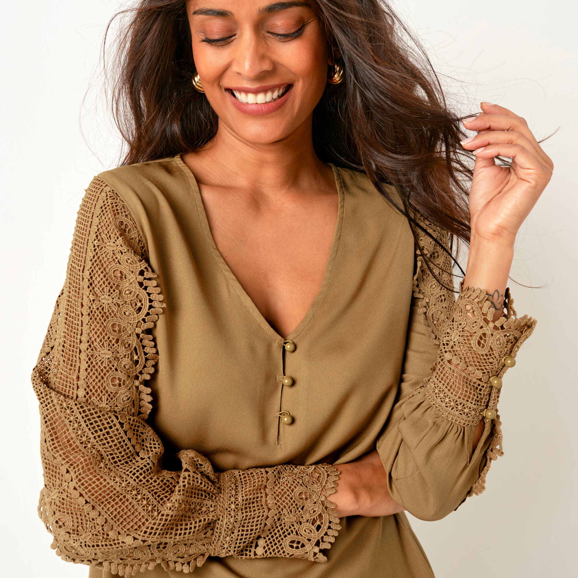 Blouse macramé col V manches longues, cr&ecirc;pe fluide