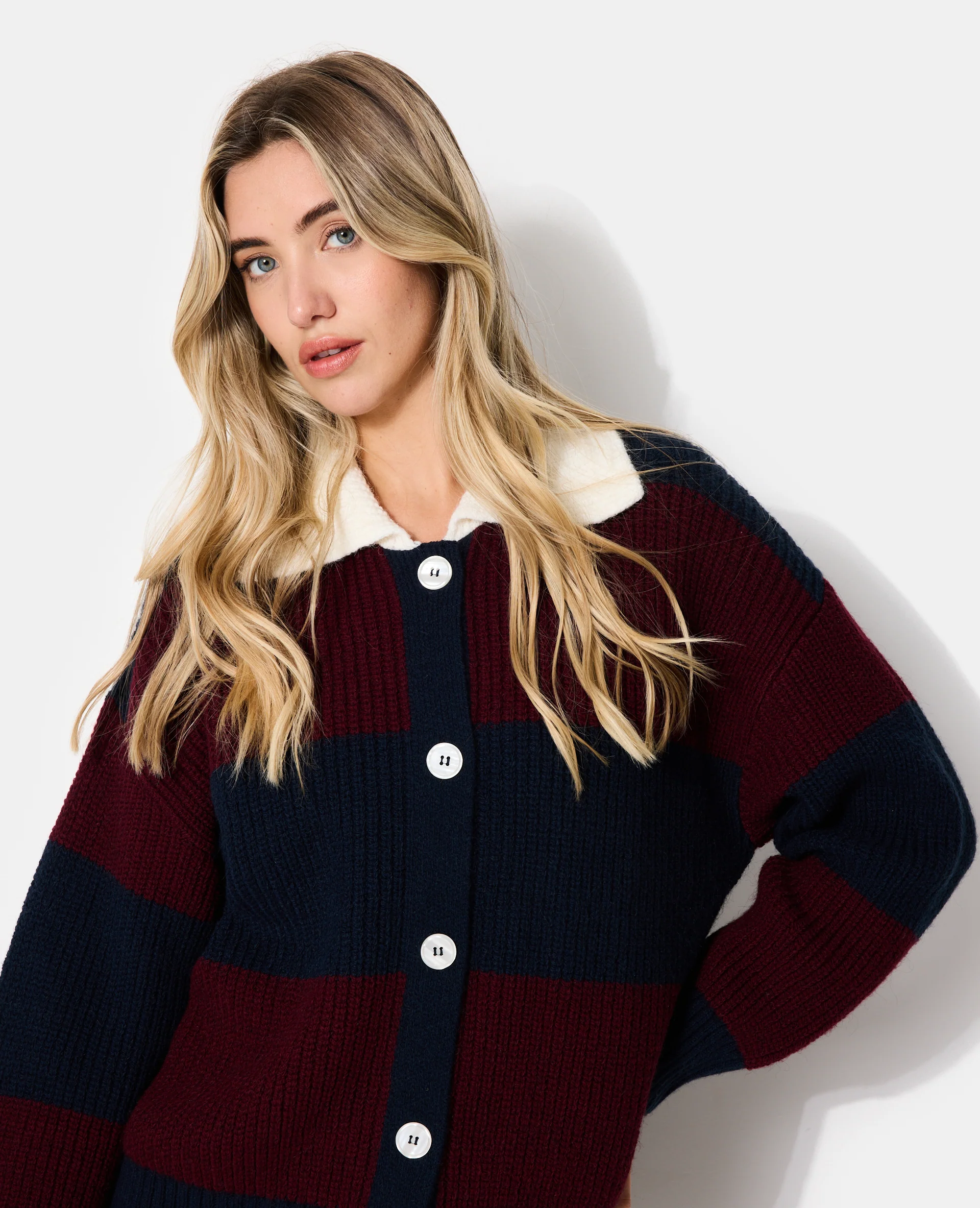 Gilet rayé avec col contrasté