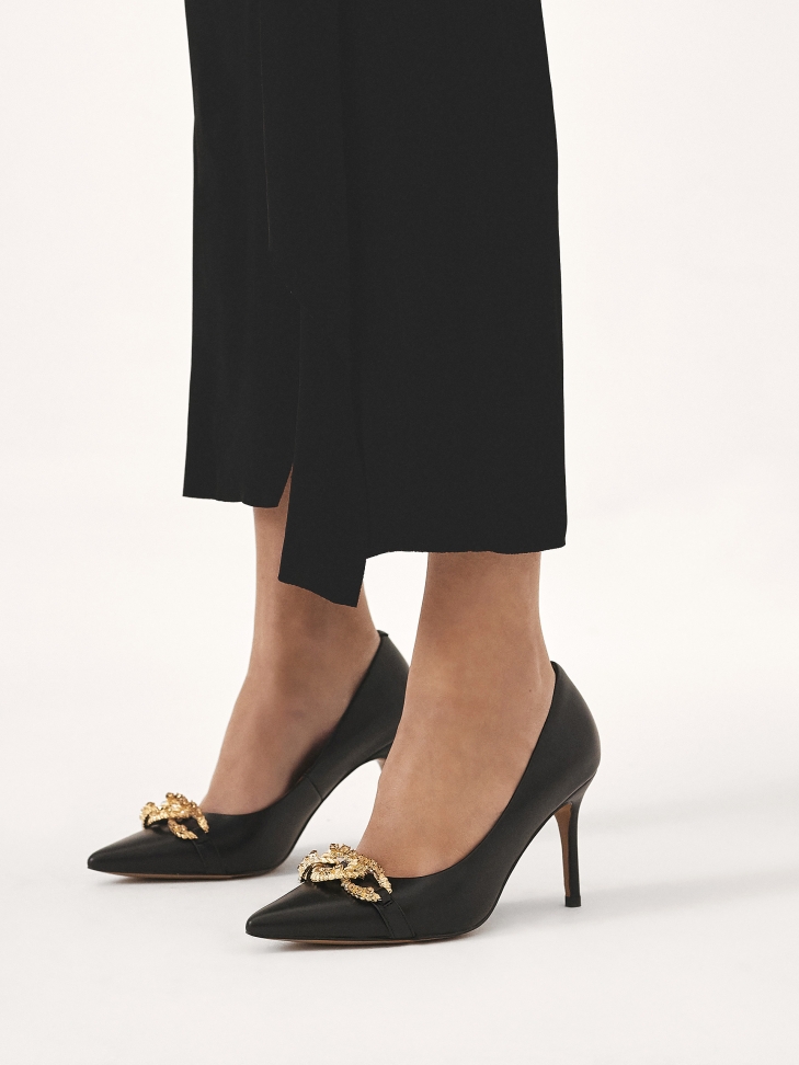 Classic black heeled pumps decorated with chain with crystals