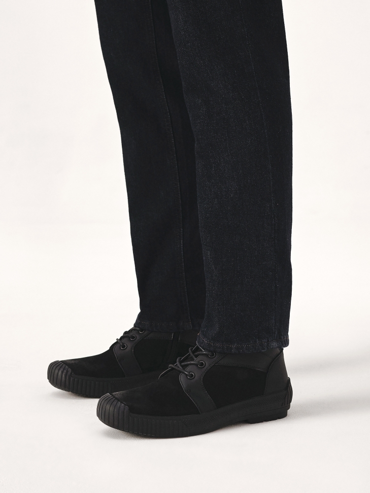 Black boots with Thinsulate membrane