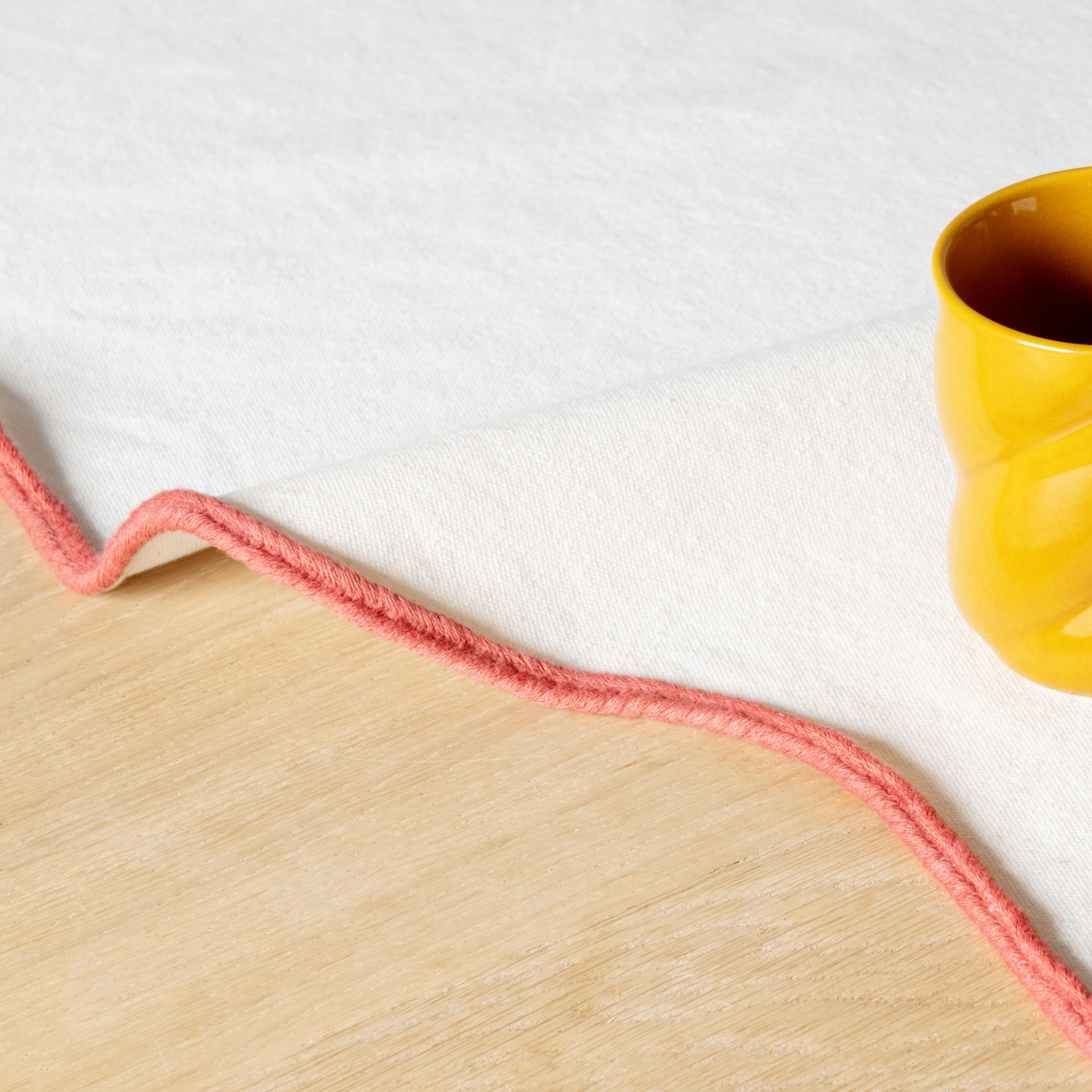PAQUI - Chemin de table découpé vagues en coton blanc et rouge brique avec tresse 48x150