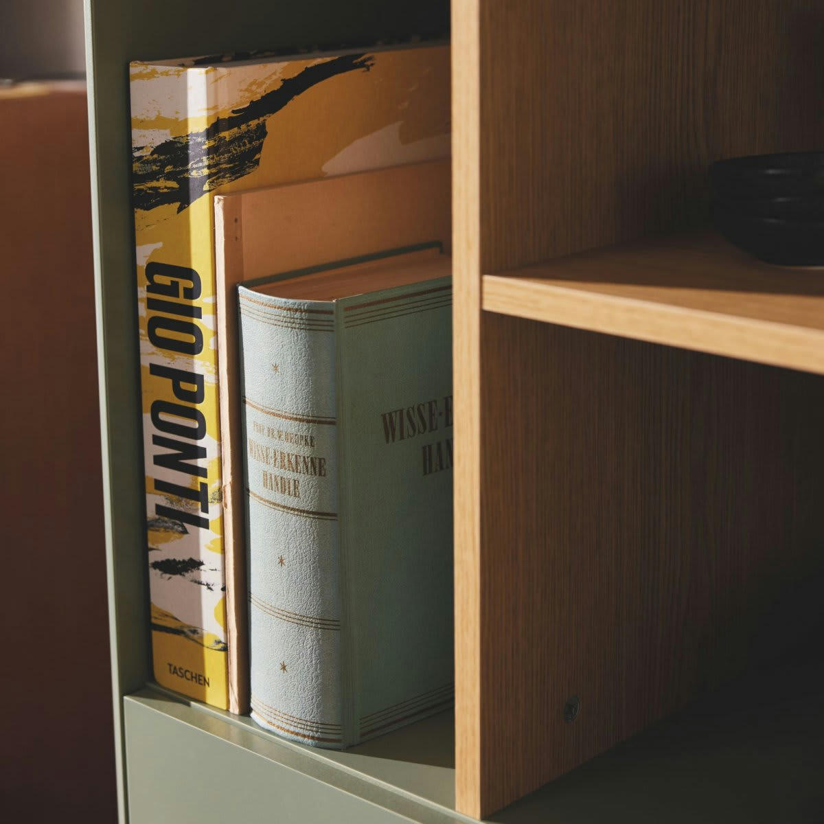 MARCEAU - Buffet haut en bois avec étagères et tiroirs vert