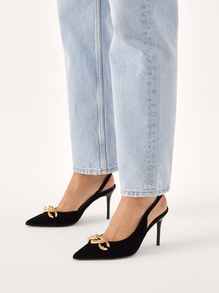 Elegant suede pumps decorated with chain