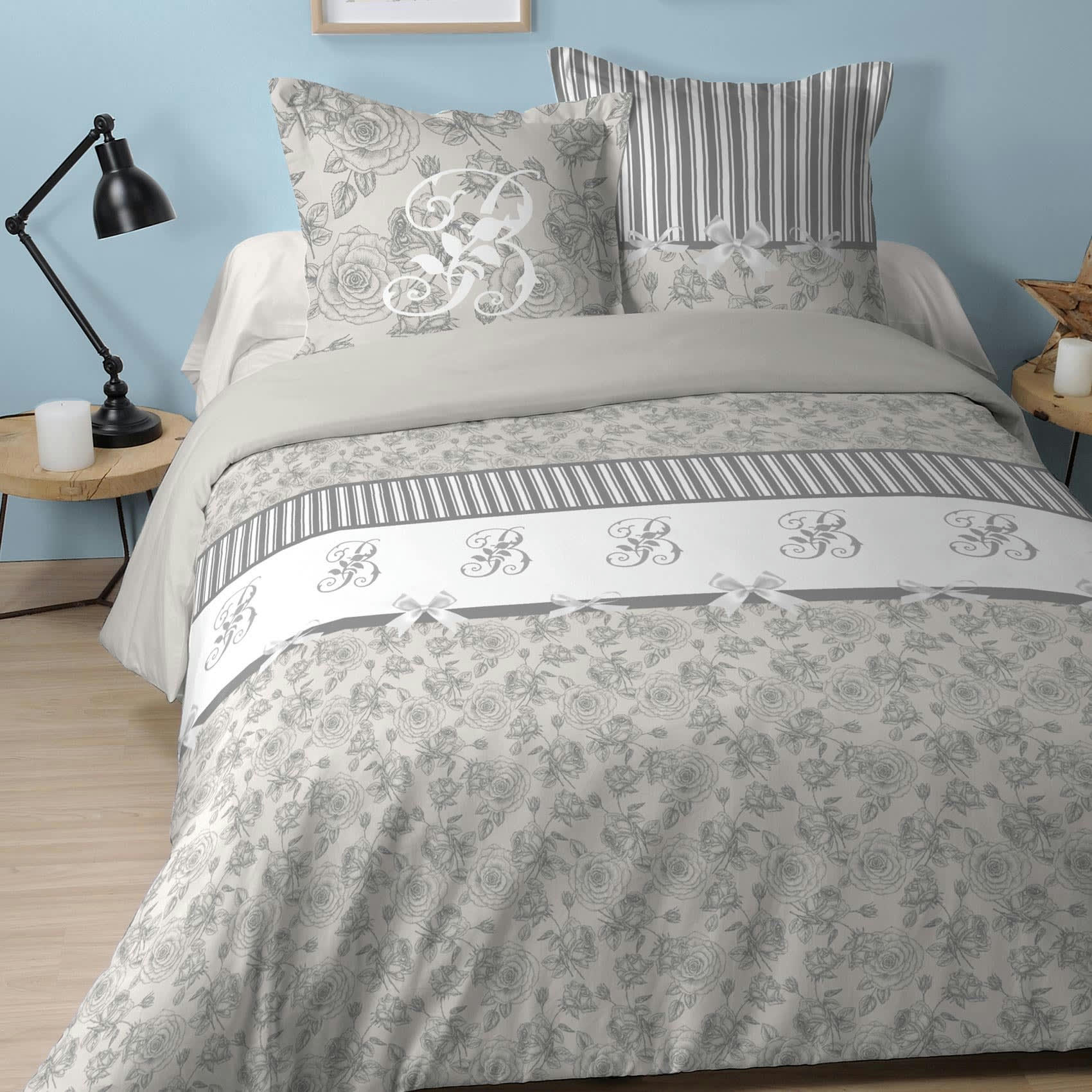 - Parure de lit aux monogrammes fleuris coton gris clair 240x220 cm