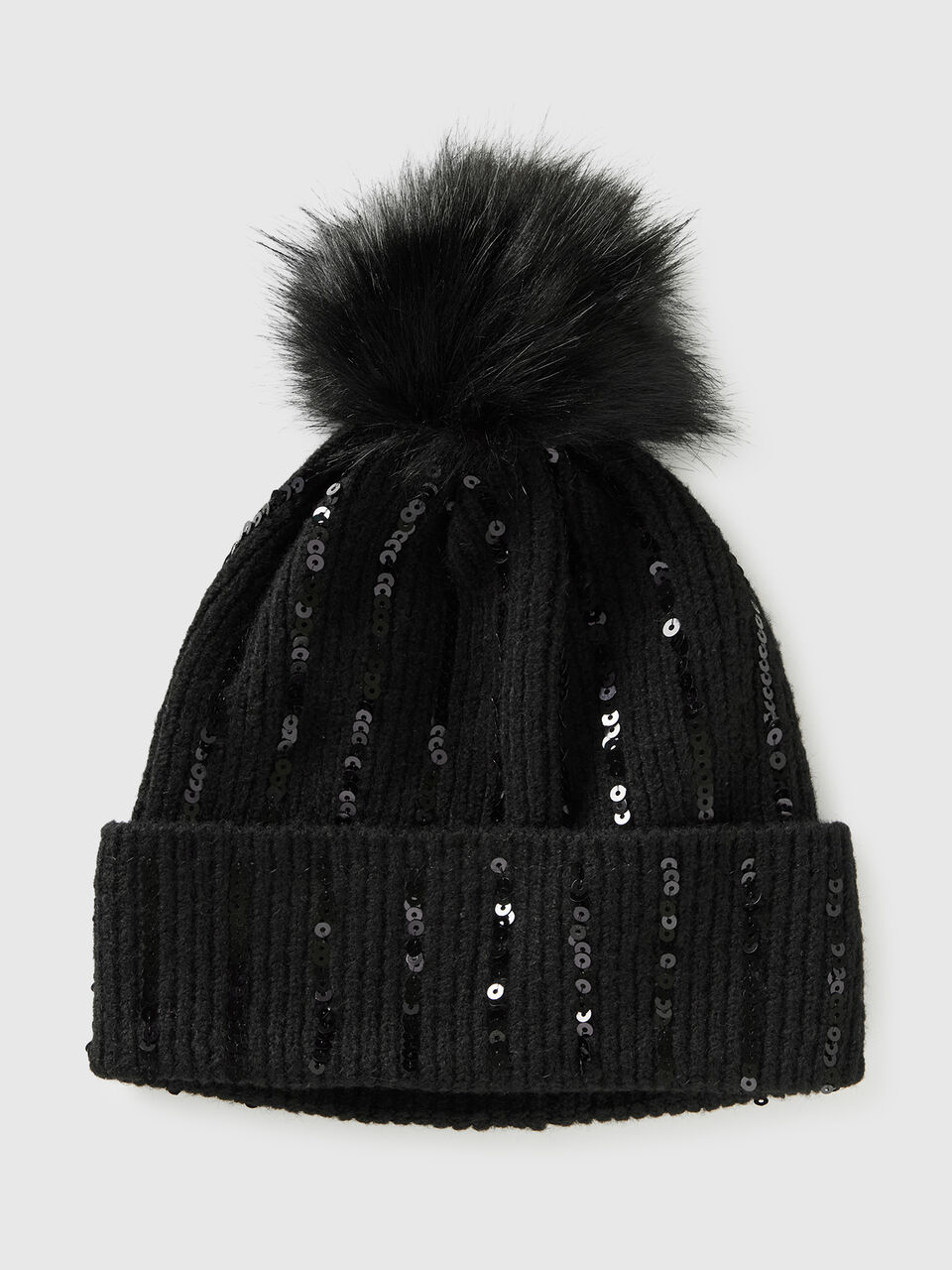 Cap with pom pom and sequins