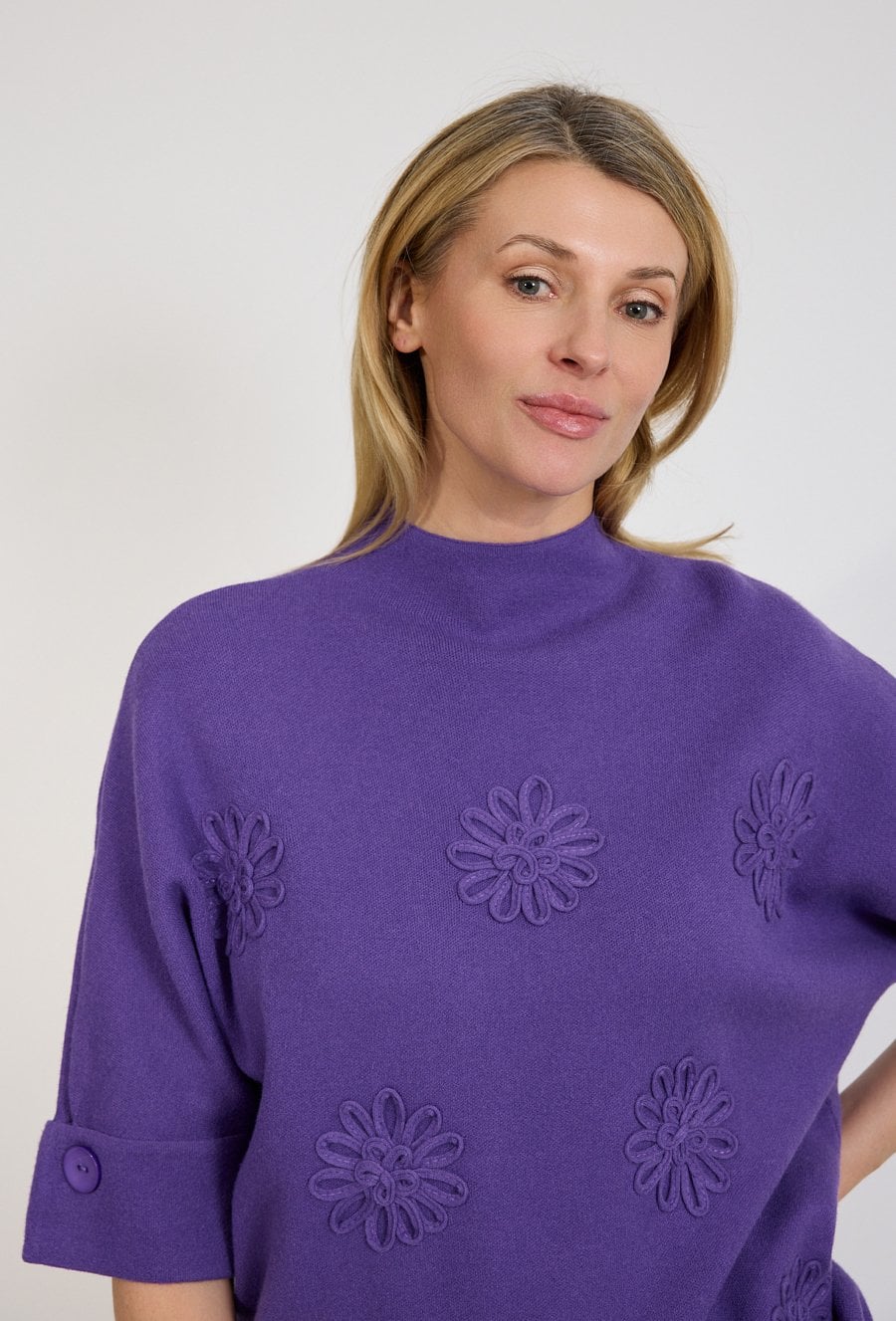 Fioletowy sweter damski z aplikacją kwiatową