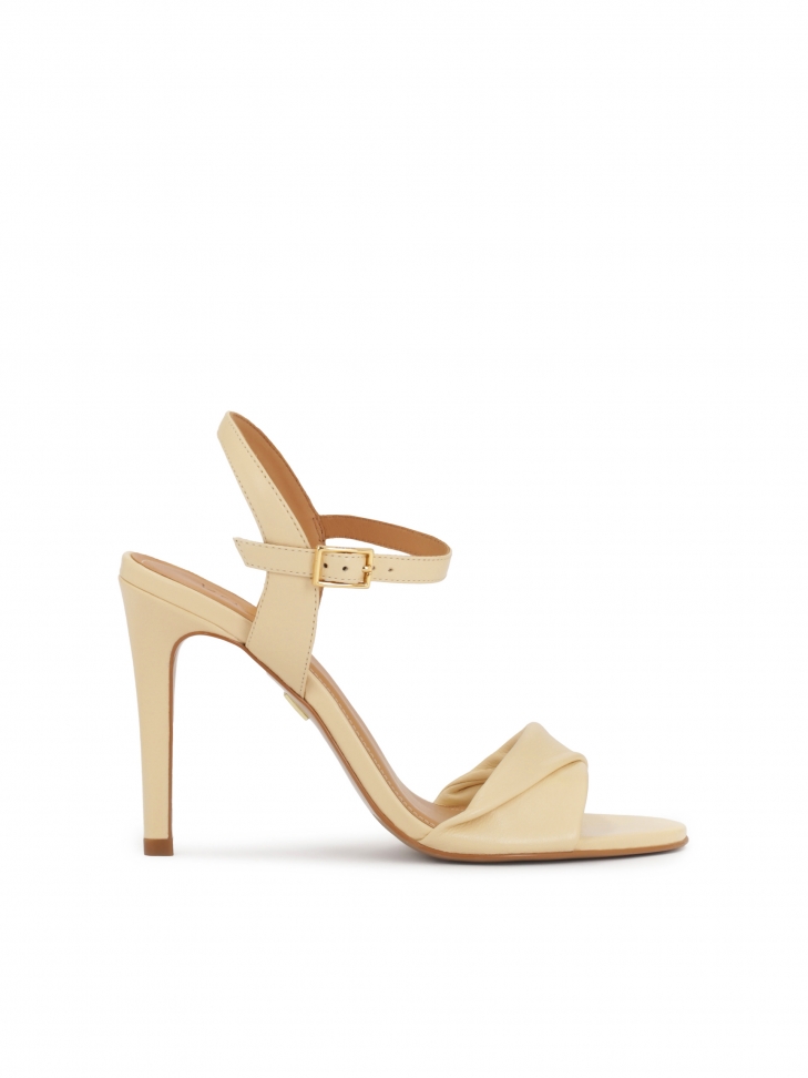 Heeled sandals in cream color
