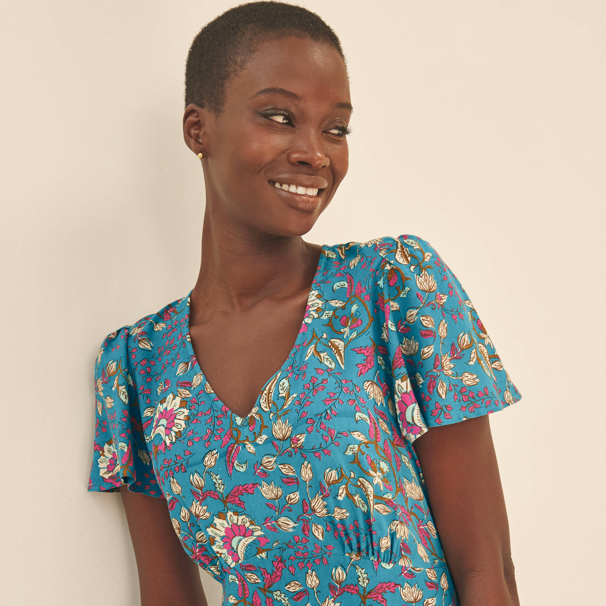 Robe longue col V imprimée, manches papillon