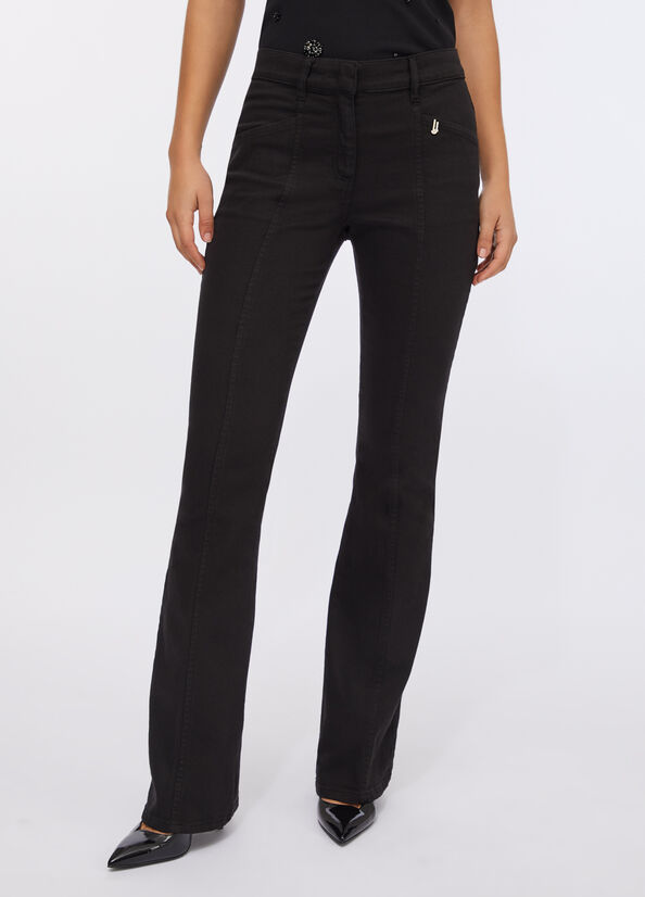 Pantaloni flare