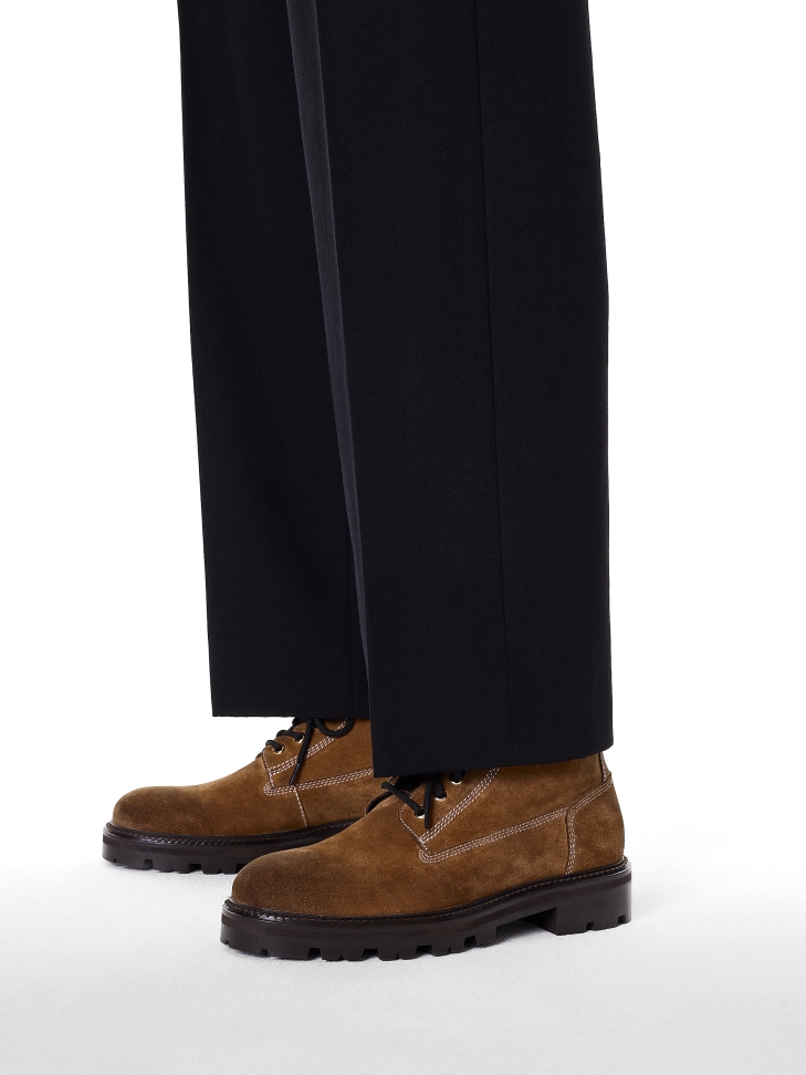 Brown men's suede boots with trep sole