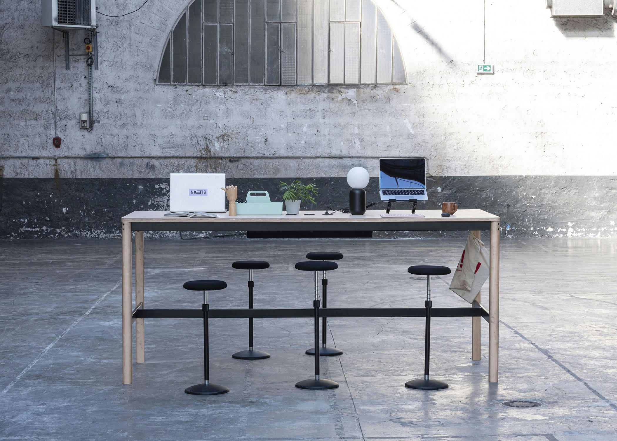 - Table de réunion haute 220x100 en hêtre 3 prises éléctriques