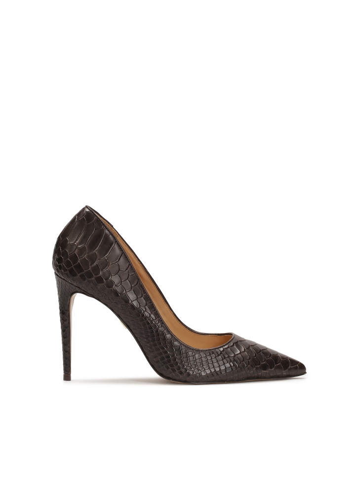 Brown pumps in an exotic motif