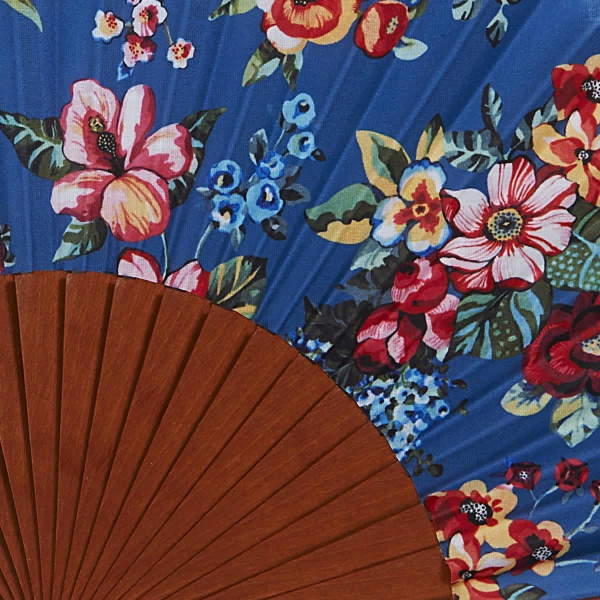 SHANTI - Éventail en bois de merisier et coton imprimé fleuri bleu