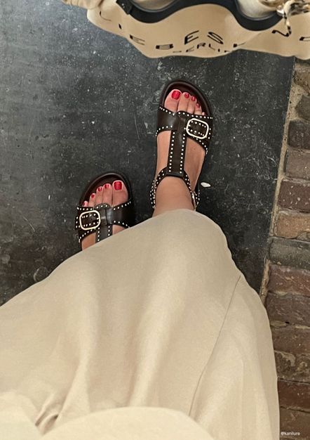 Donkerbruine leren sandalen met goudkleurige buckles en studs