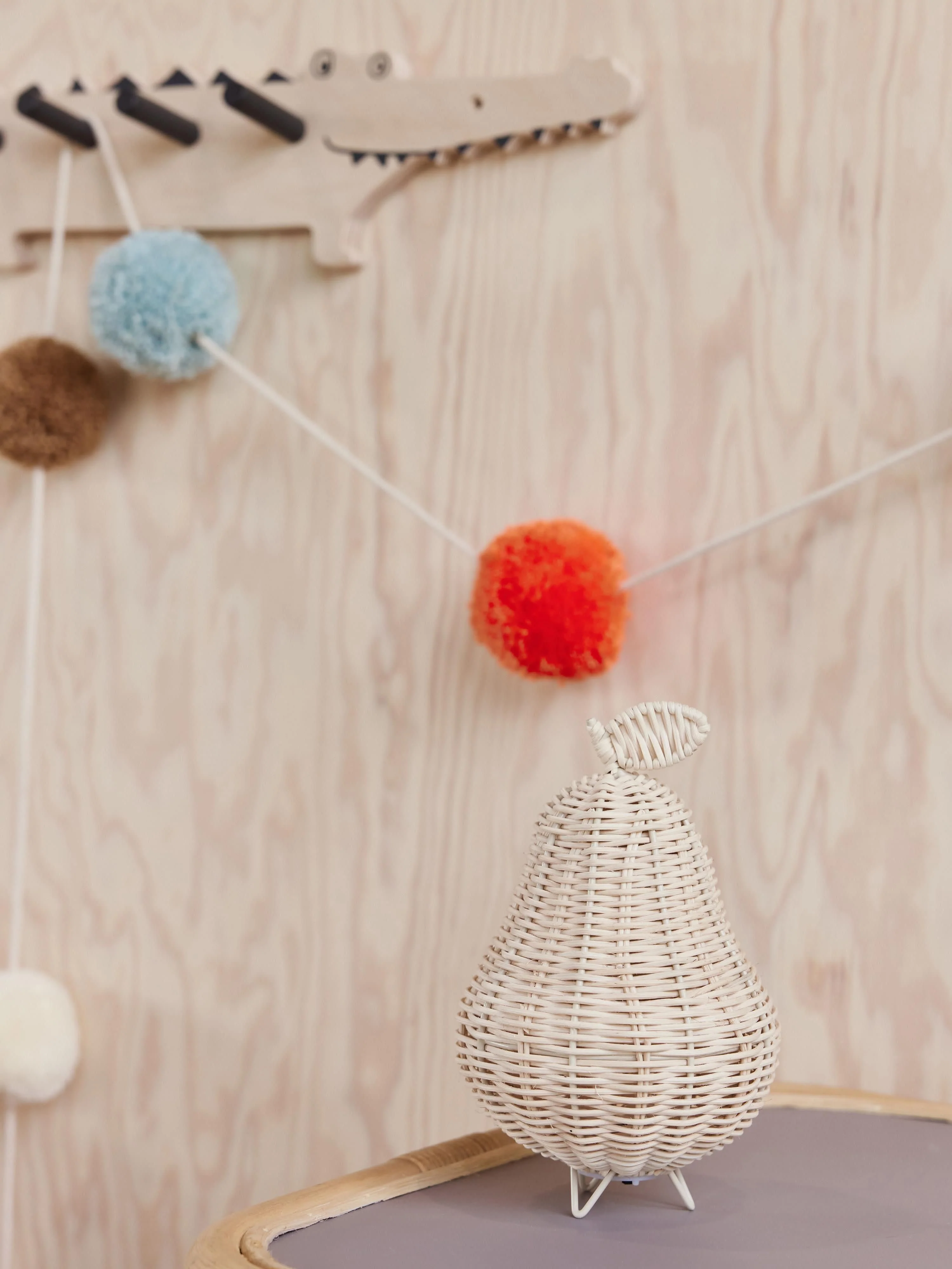 Handgefertigte Tischlampe Pear aus Rattan