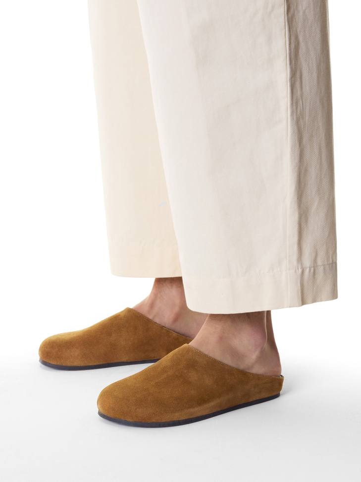 Suede slides with built-in front