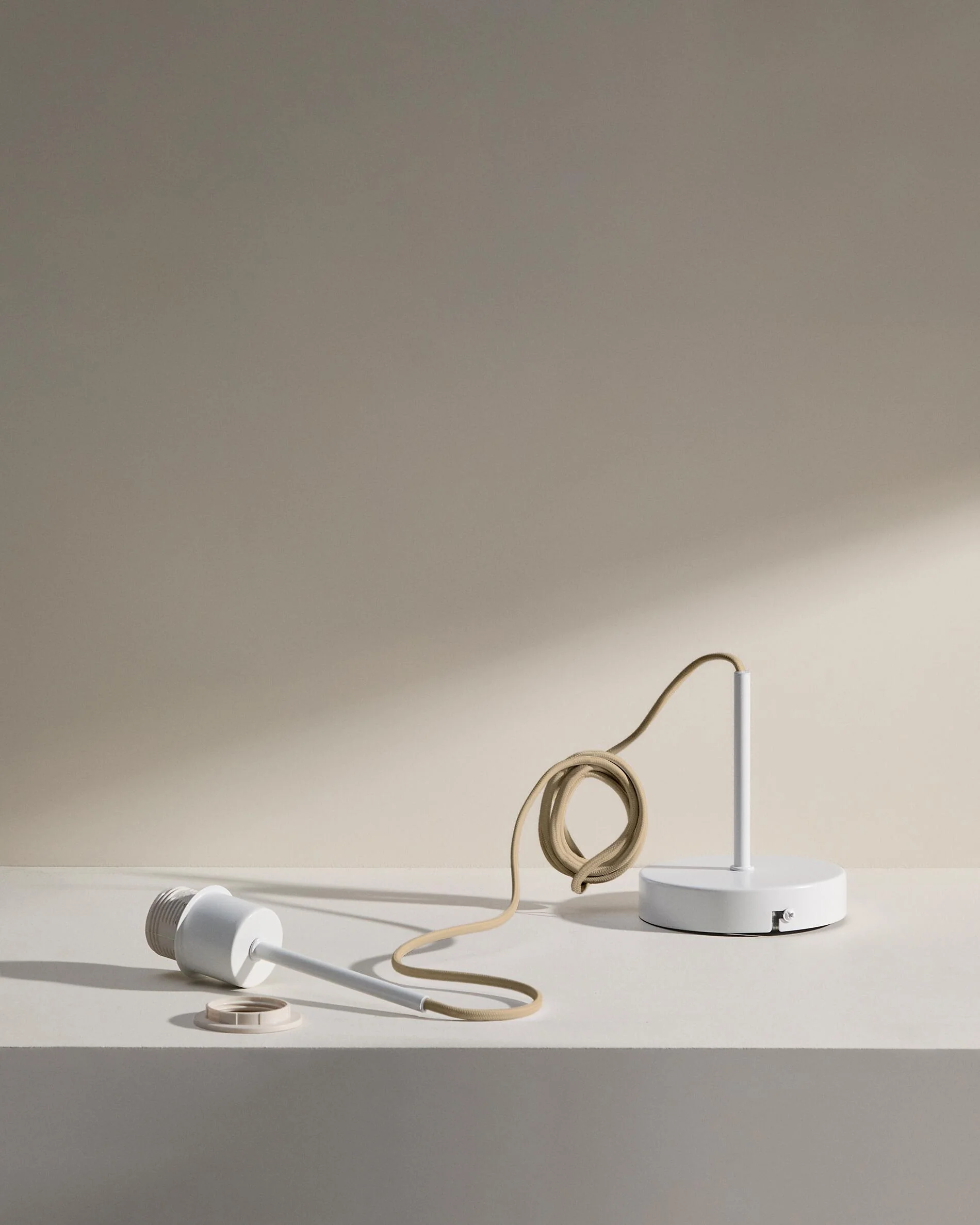 Fluvia metal lamp fitting in a white finish, 150 cm