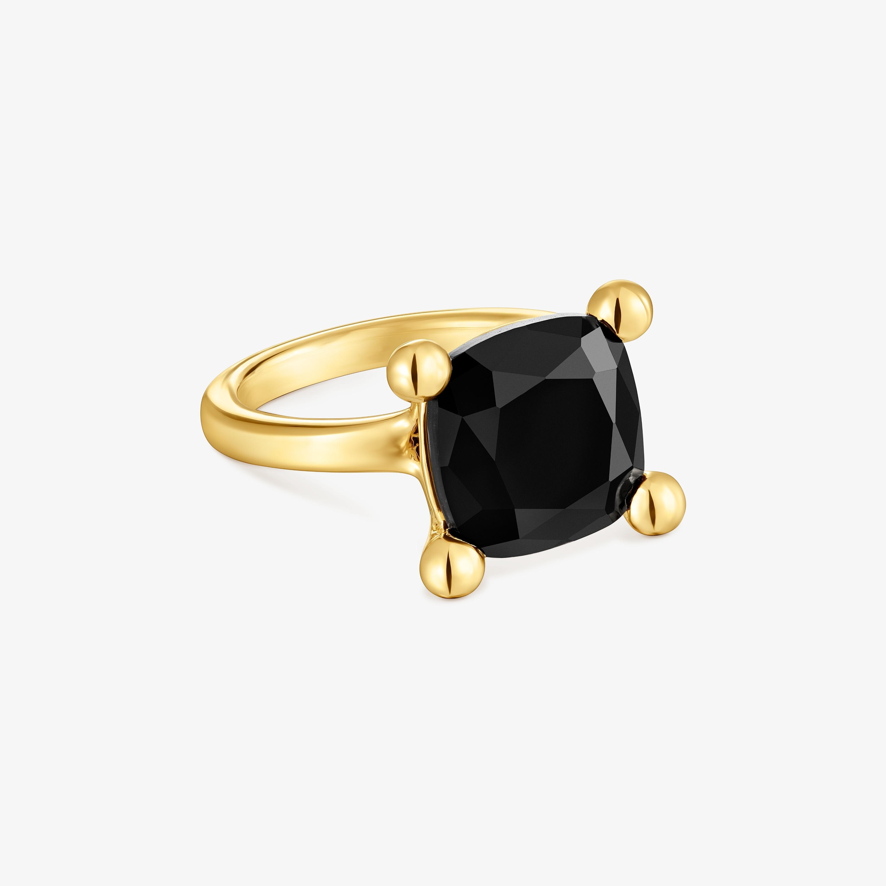 Anillo mediano con baño de oro 18 kt sobre plata y ónix Color Black