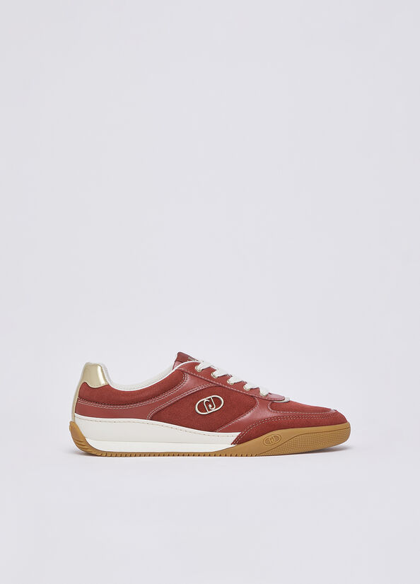 Sneakers in suede