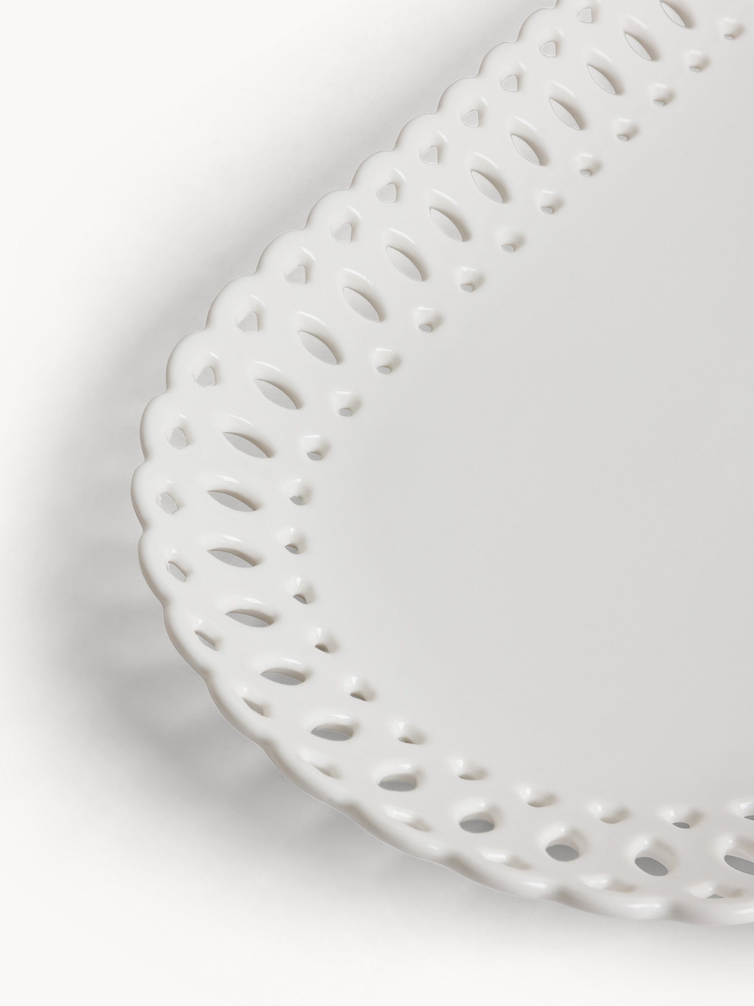 Piatto da portata in porcellana traforata